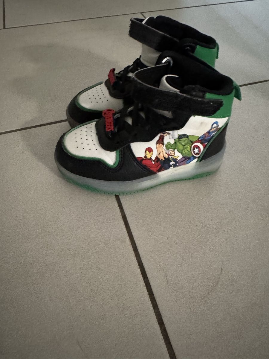Scarpe per ragazzi: Marvel Schuhe gr. 24 Sohle Leuchtet – Usato da Stetten AG venduto da Dekis-Tradingcards