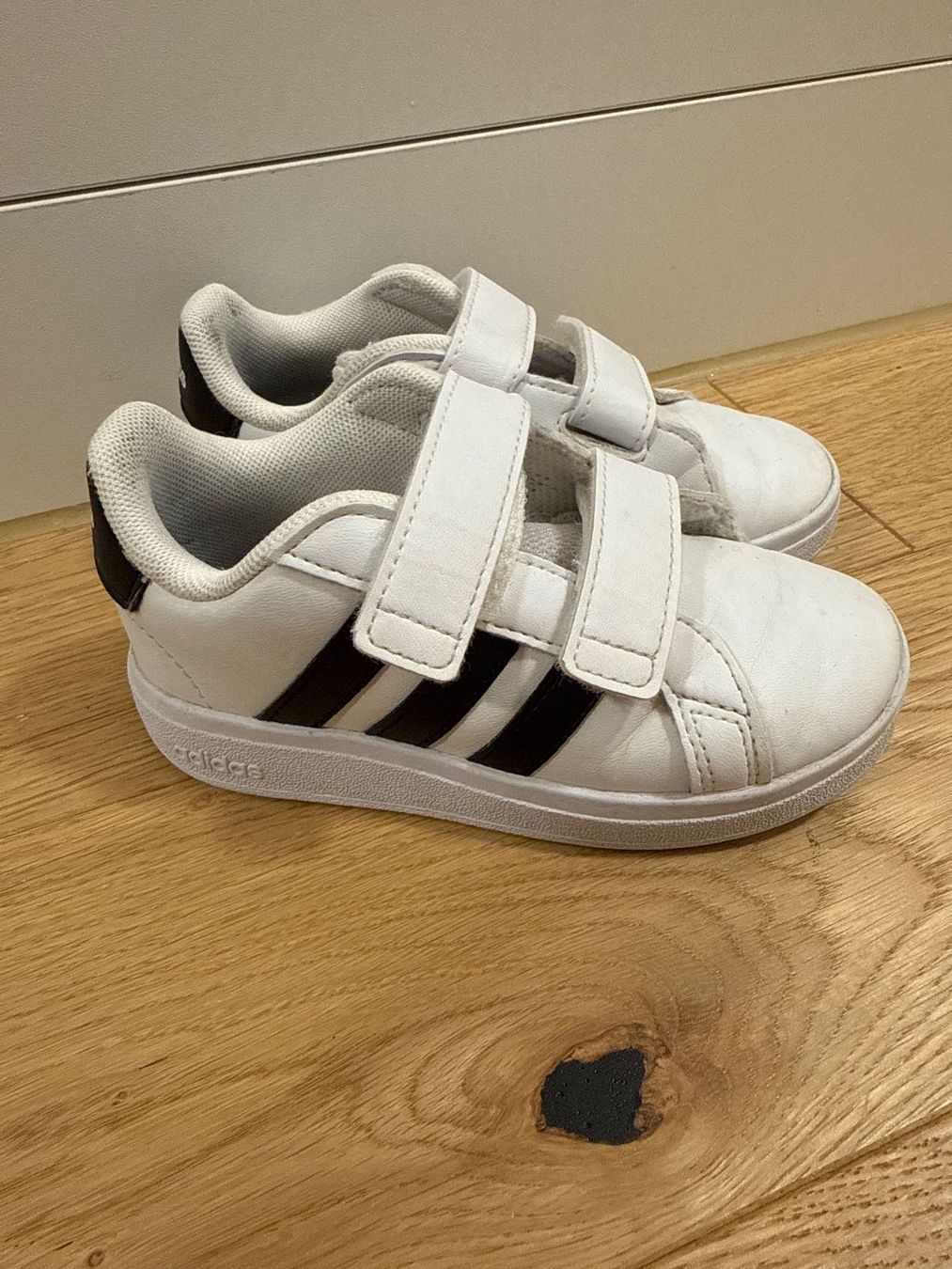 Adidas Scarpe per ragazzi: Adidas Kinder Sneaker Gr.25 – Usato da Schönenwerd venduto da d.chiara