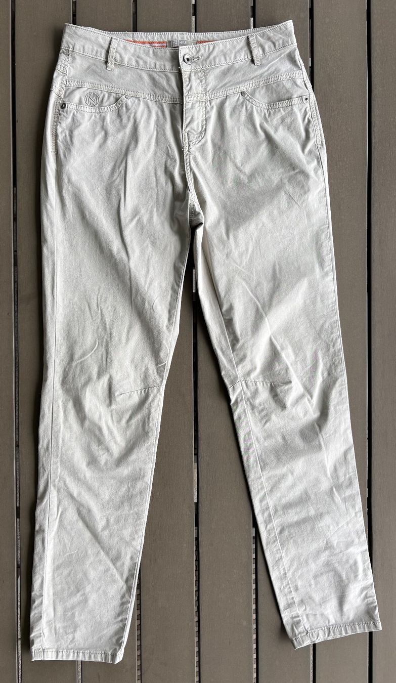 Nile Pantaloni: Nile leichte Freizeithose, Gr. S, beige – Usato da Ebnat-Kappel venduto da Molton