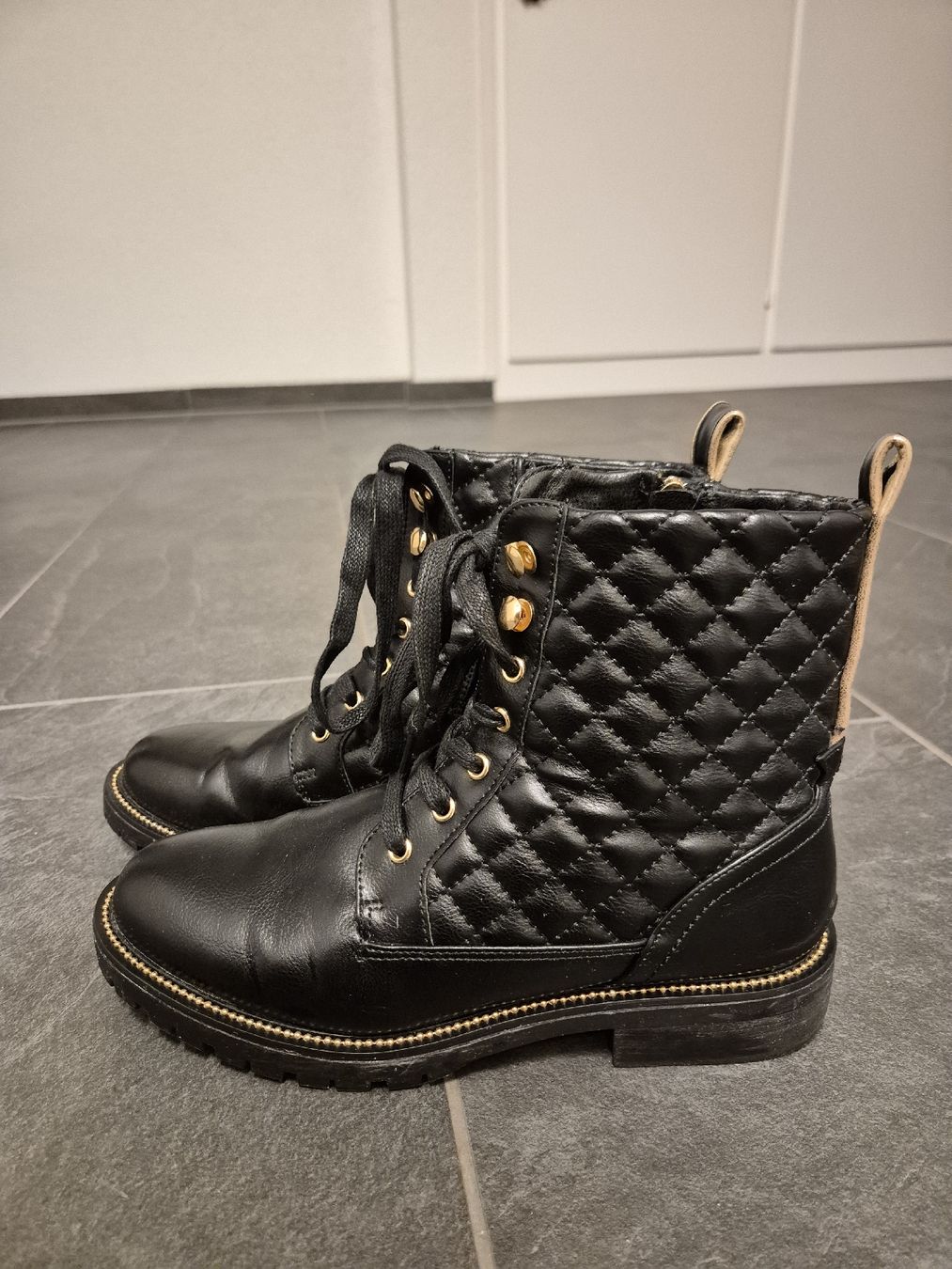 Scarpe da donna: Stiefeletten schwarz gesteppt Grösse 39 – Usato da Kehrsatz venduto da flu_2lhj