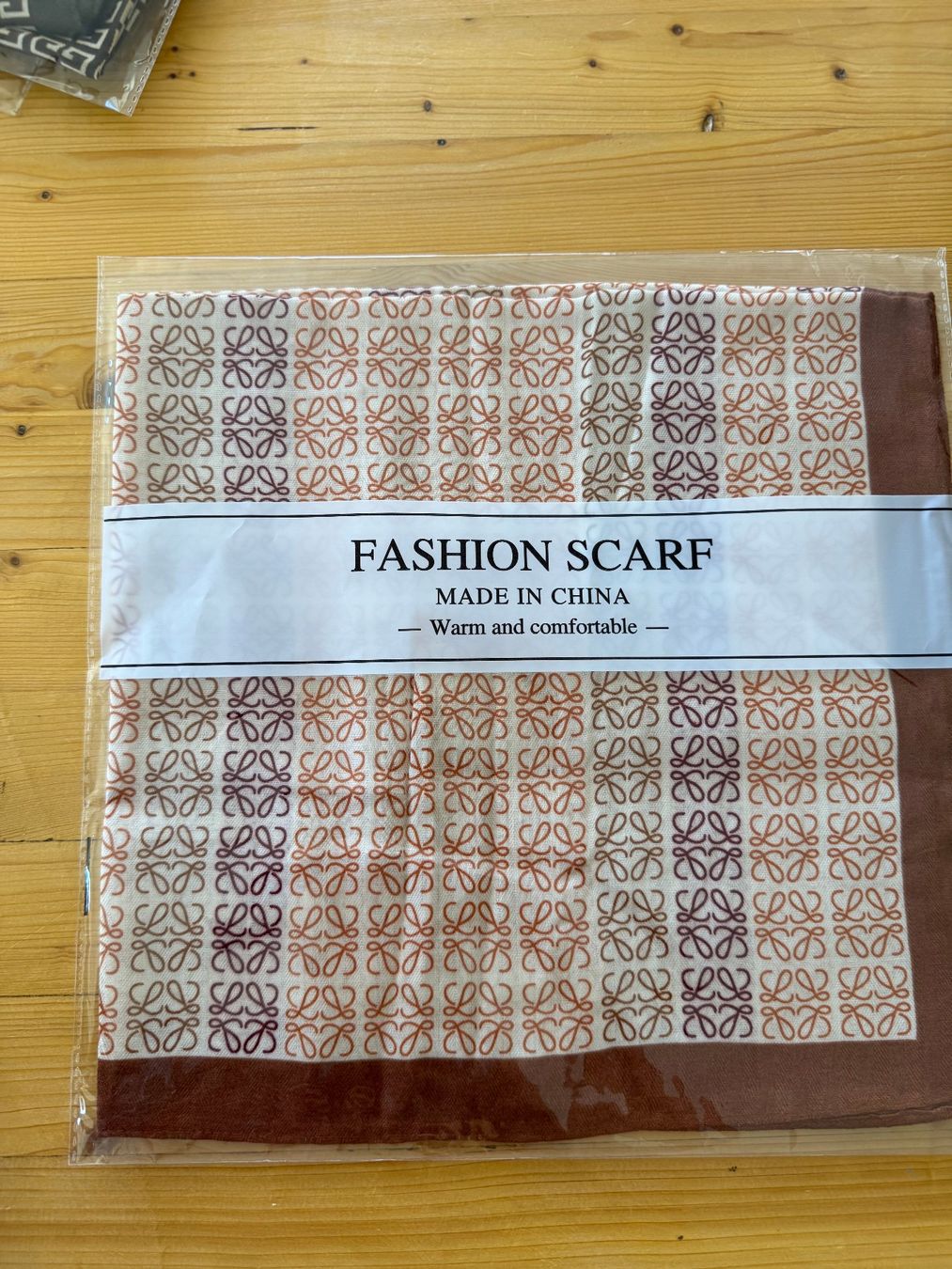 Foulards & écharpes: Neuware Schal 100 % Viskose 70 x 70 – Neuf avec emballage d'origine à Kirchdorf AG par coco123 1