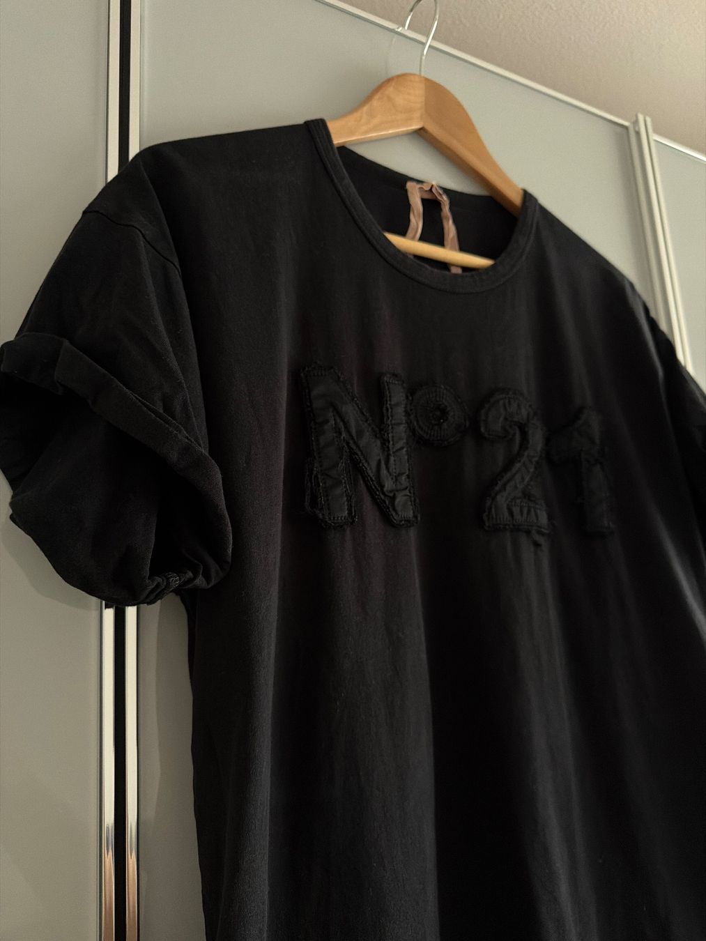 T-shirt: Schwarzes T-Shirt von N°21 – Usato da Dübendorf venduto da MariaS. 1