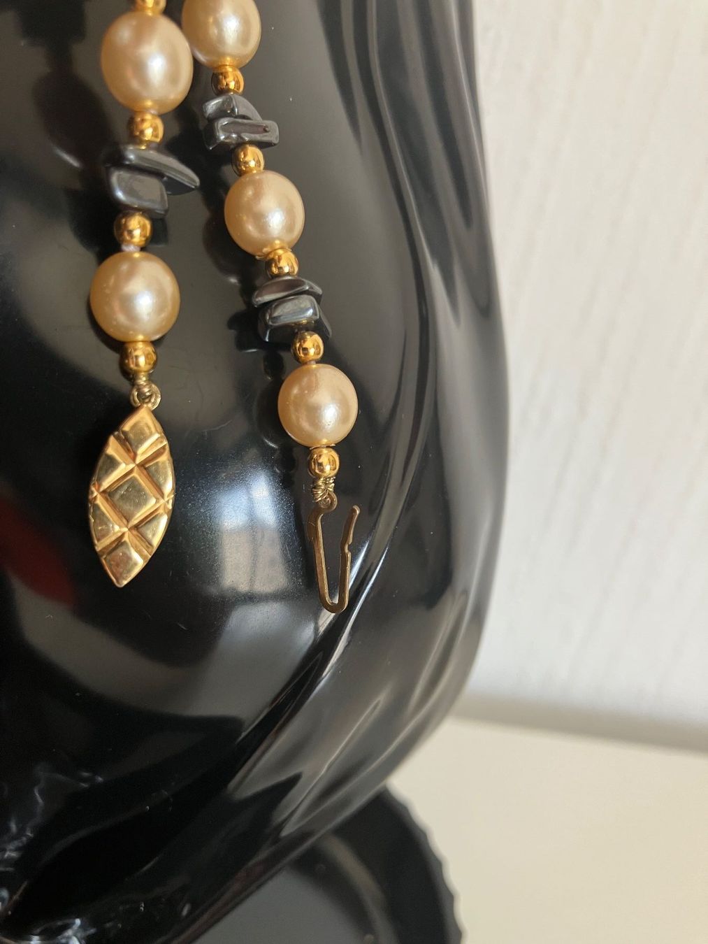 Catenine: Collier vintage Hématite perles dorées – Usato da Peseux venduto da CharmeCommerce 2