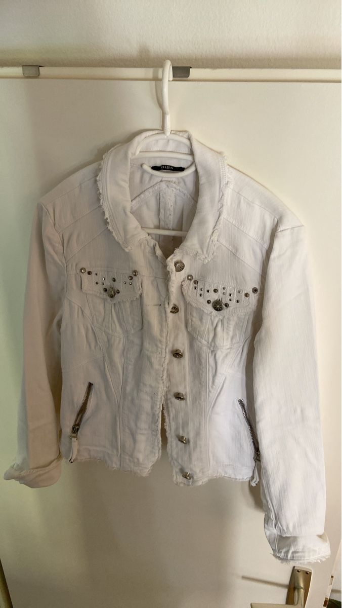 Biba Giacche: Veste en jean blanche ornée de clous taille M – Nuovo (secondo la descrizione) da Bouveret venduto da lescopinesdabords