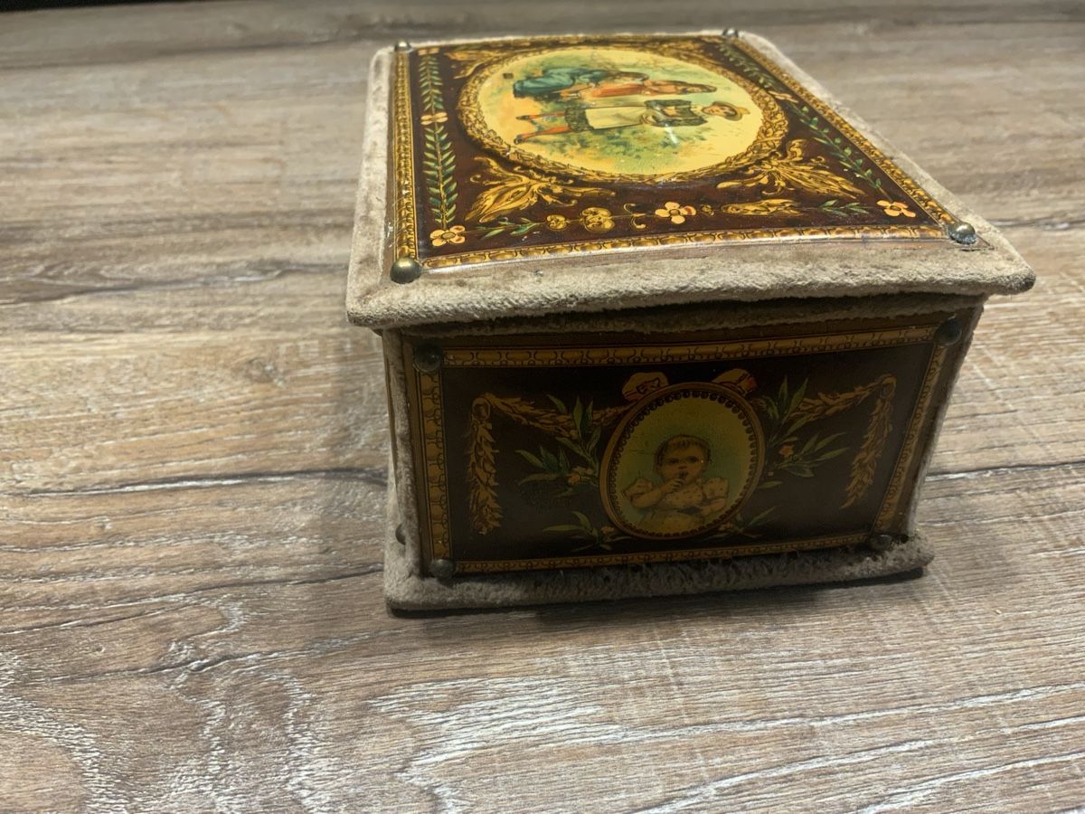 Suchard Barattoli: Antike Chocolat Suchard Dose mit Stoffbezug  – Usato da Willisau venduto da Minali 7