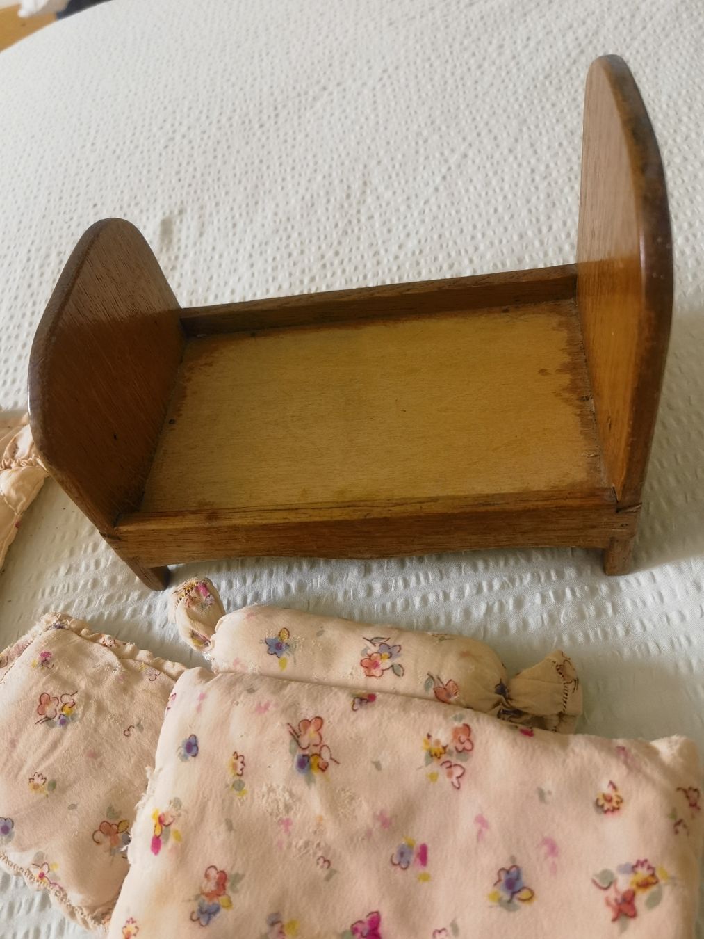 Giocattoli: Lit de poupée ancien, 21x14  – Usato da Genève venduto da Carbini 3