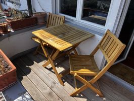 Holztisch mit zwei Stühlen