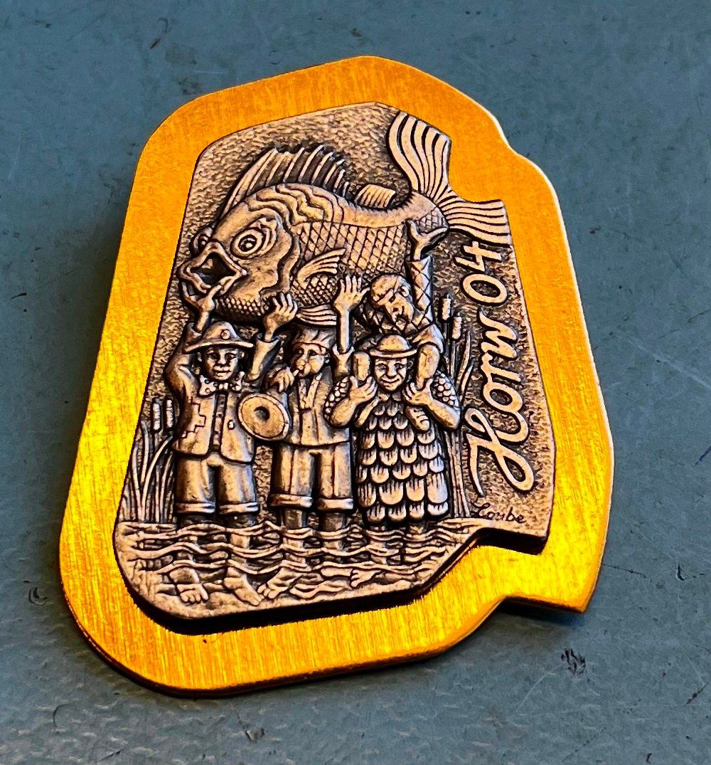 Plaketten & Abzeichen: Fasnacht Plakette Gold Horw 2004 – Gebraucht aus Obernau von Wgnom