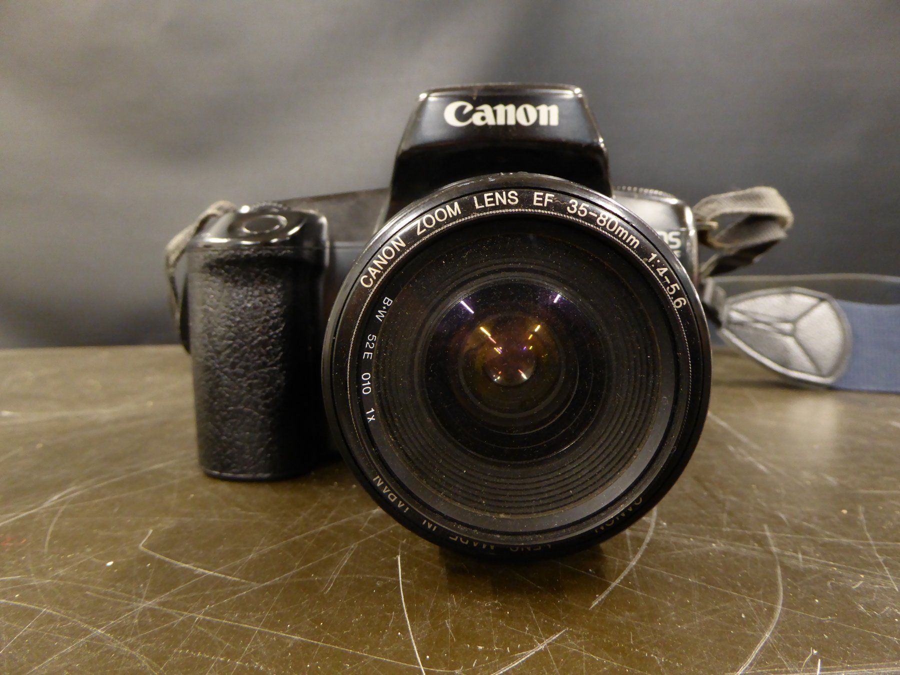Canon Fotocamera: Canon EOS 1000F analog Spiegelreflexkamera mit Zoomobjektiv – Usato da Basel venduto da ili_j29z