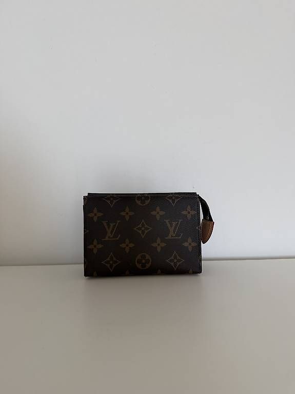 Custodie per cosmetici: Louis Vuitton Poche Toilette 15 Monogram – Usato da Basel venduto da Ohschaumal