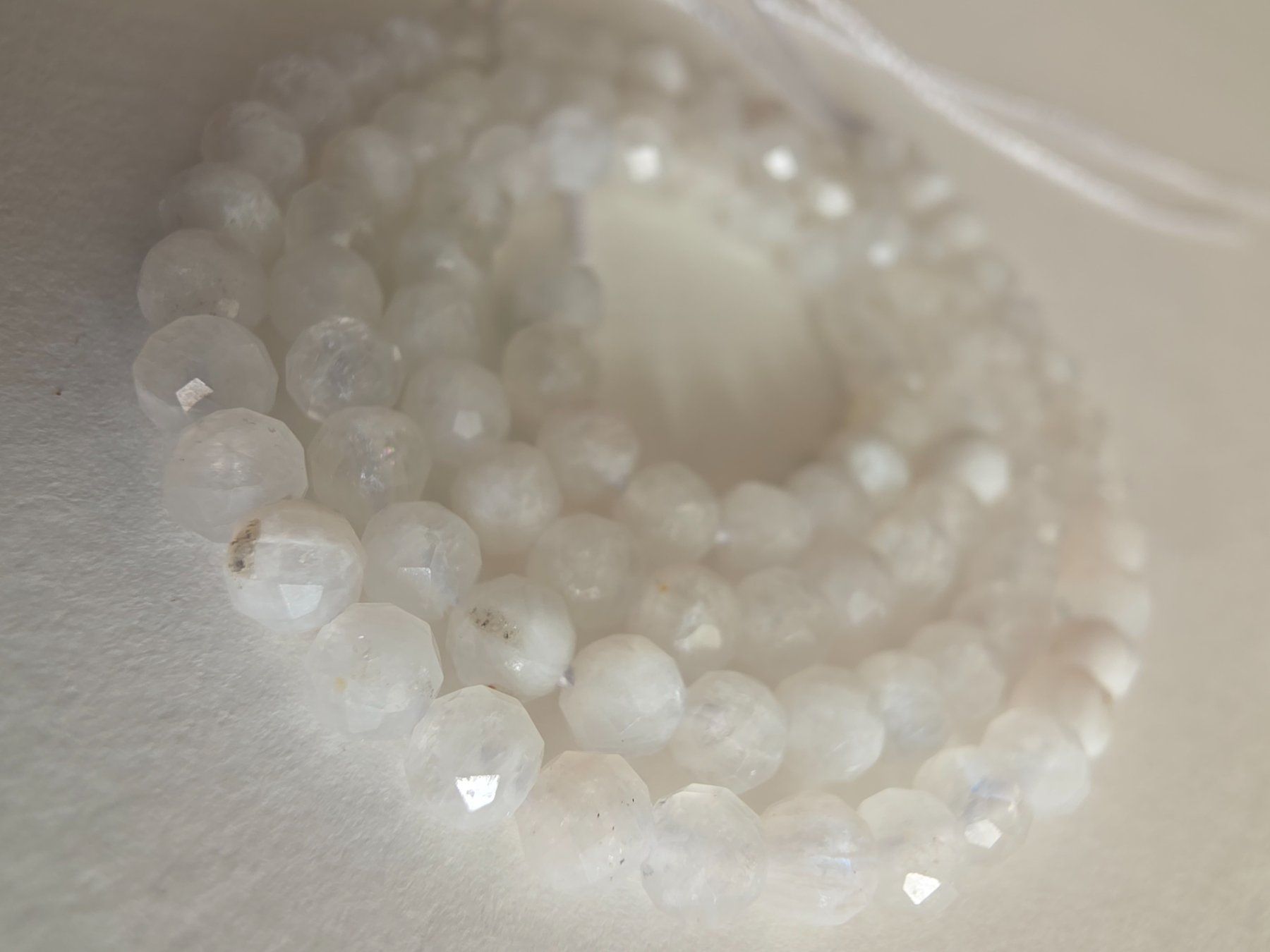 Minerali & Pietre curative: Mondstein facettiert 4mm. Strang – Nuovo e nell'imballaggio originale da Menziken venduto da Mirager 1