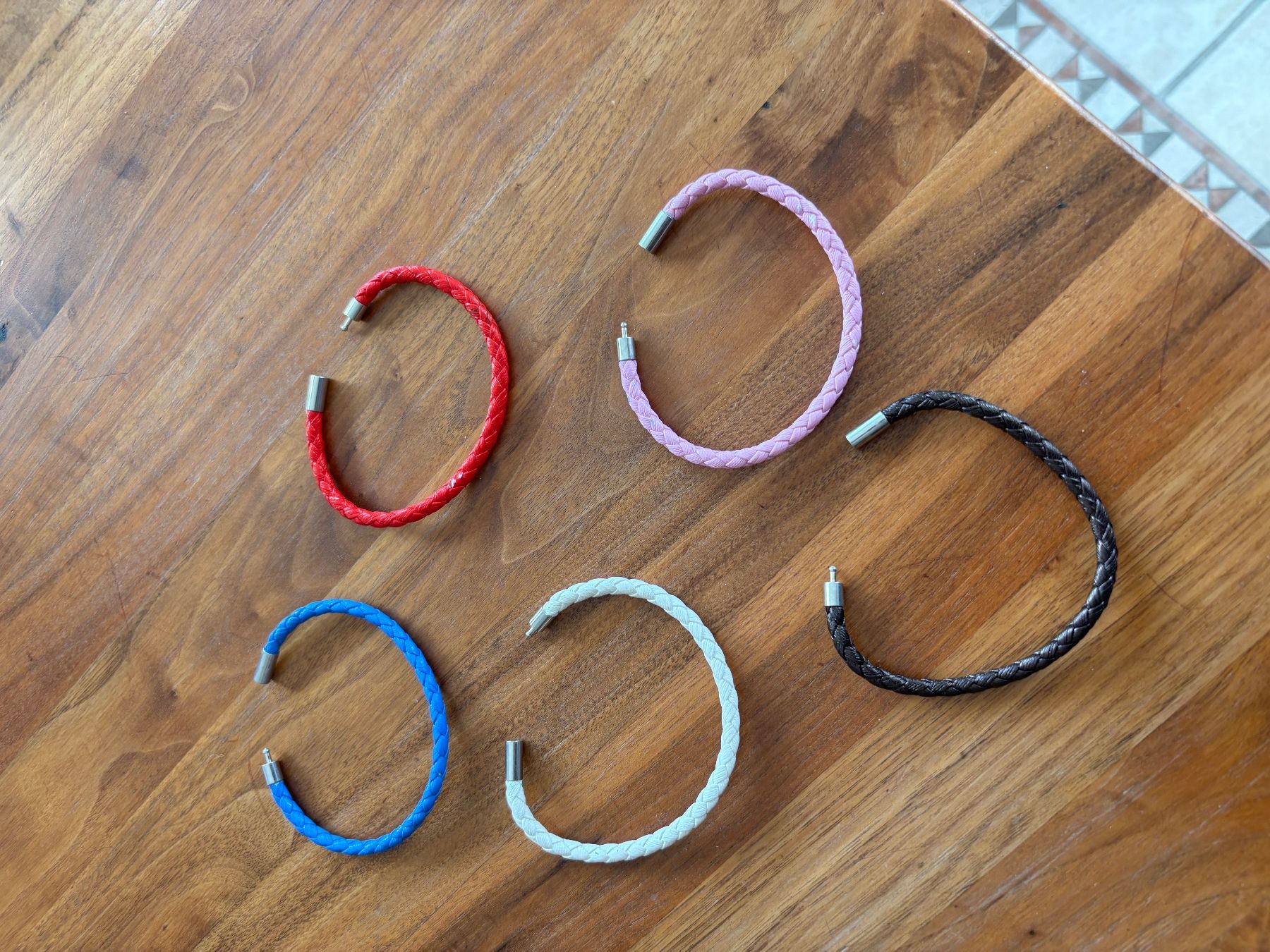 Bracciali & Braccialetti: 5 Armbänder farbig – Nuovo (secondo la descrizione) da Balsthal venduto da Uroby 1