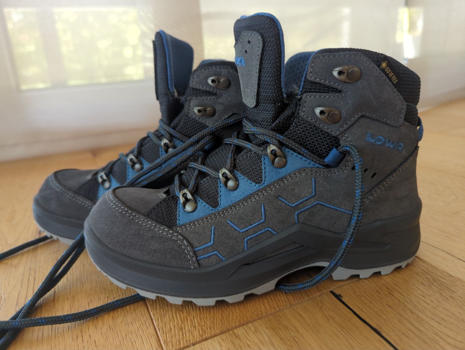 Lowa Chaussures garçon: Lowa Kinder Wanderschuhe Gr. 35 – D'occasion à Rudolfstetten par satya83