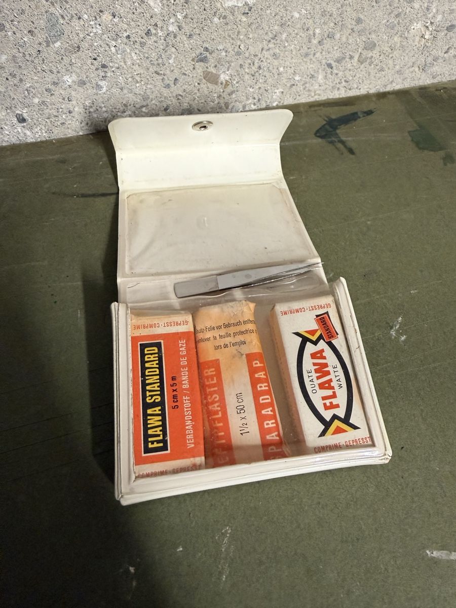 Kit di pronto soccorso: Vintage Flawa Erste Hilfe Notfall Set – Usato da Birmenstorf AG venduto da Pat_roll. 2