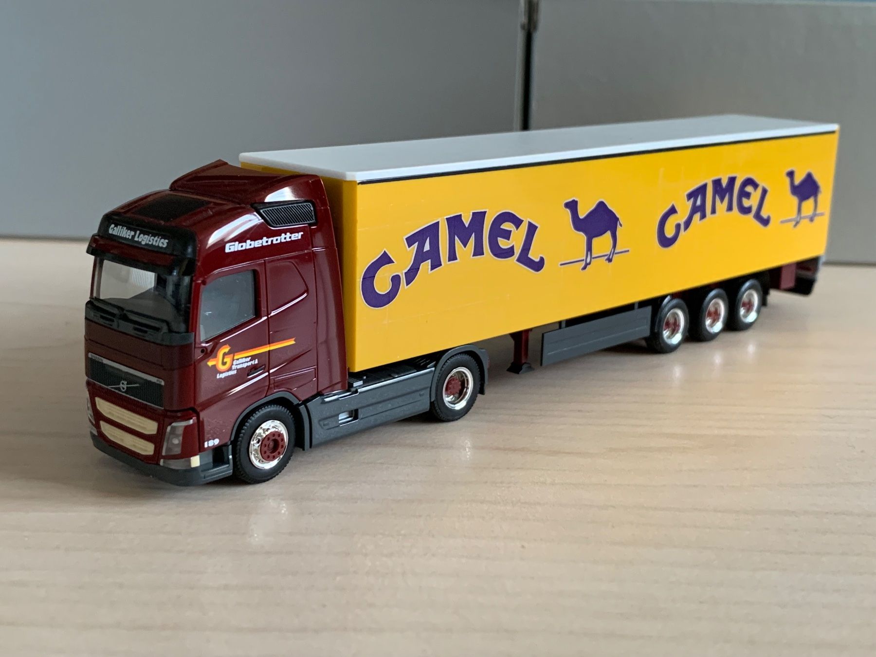 Herpa Modellini d'auto: Volvo FH4 Galliker Camel SZ – Nuovo (secondo la descrizione) da Felben-Wellhausen venduto da Mobil01