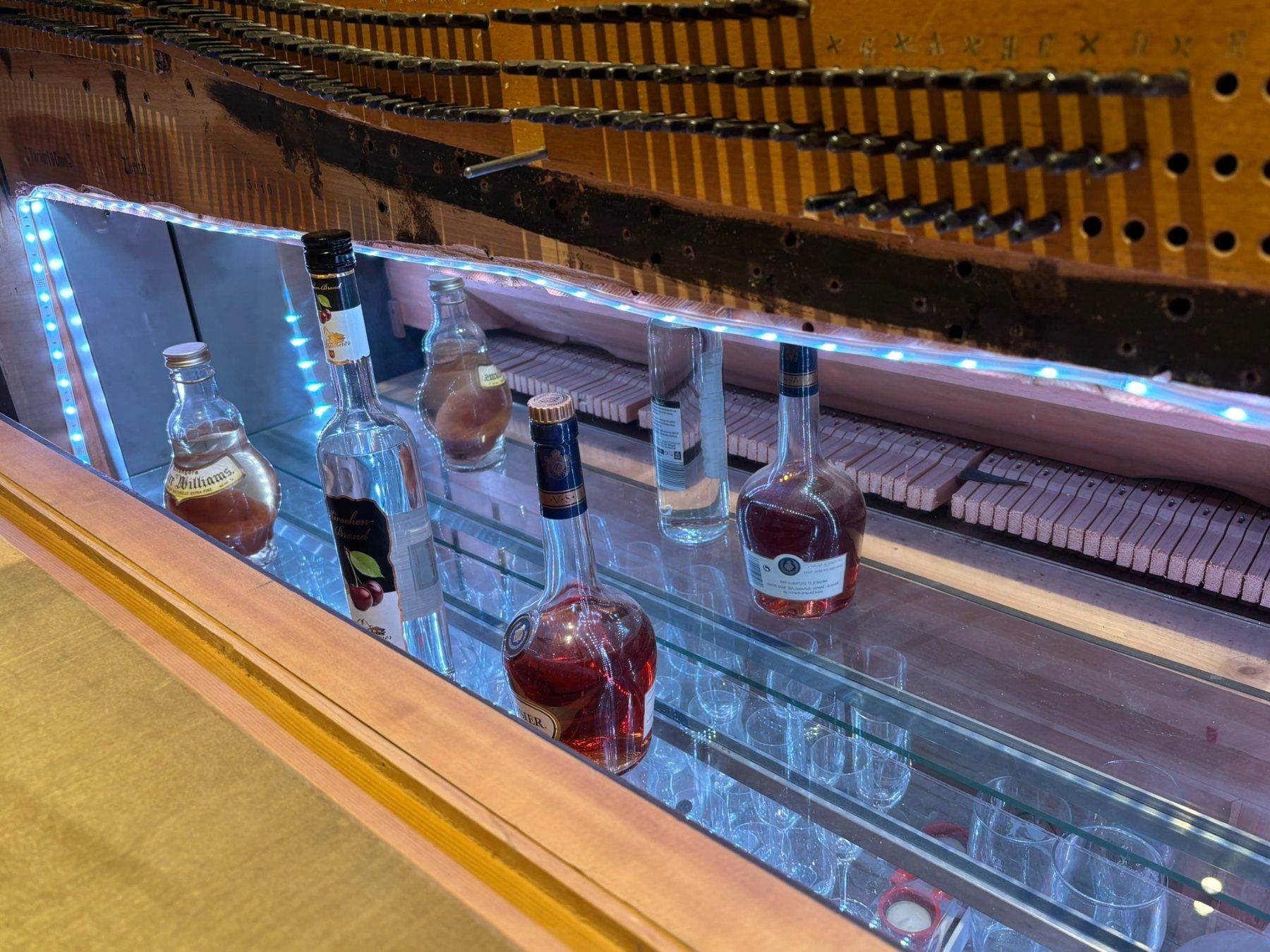 Ladenausstattungen & Messebau: Exklusive, handgefertigte Hausbar aus altem Klavier – Gebraucht aus Berg am Irchel von Pepi7 1