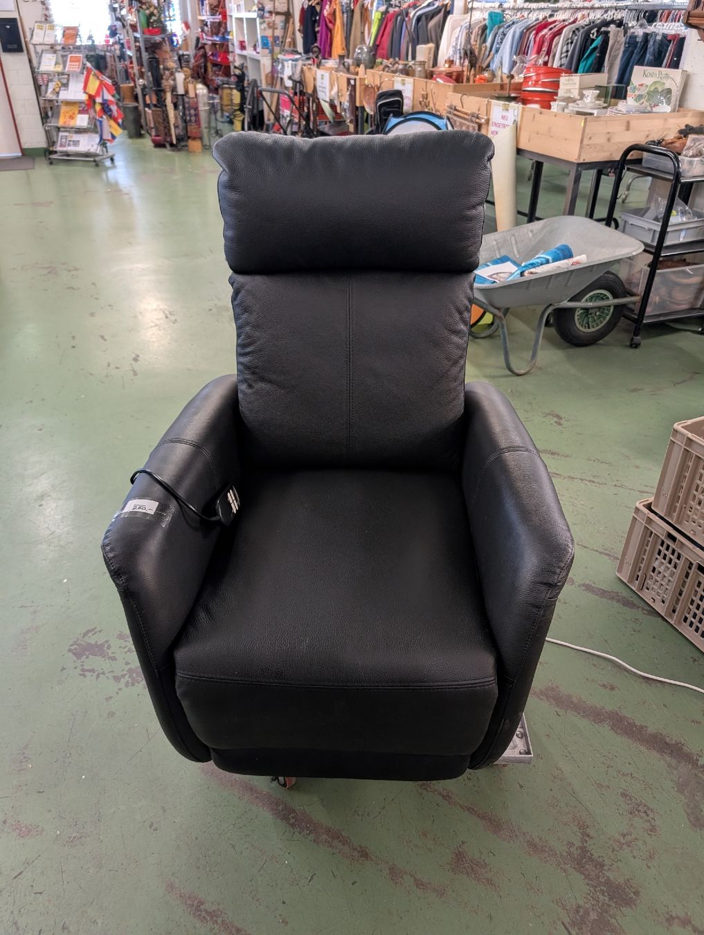 Poltrone: Hamilton Aufstehsessel/Relaxsessel elektrisch, Leder schwarz – Usato da Pratteln venduto da Cartonsducoeur_bl 3