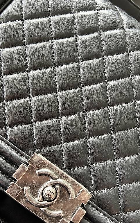 Sacs femmes: Chanel Tasche - Boy Medium Silver HW – D'occasion à Oberwil BL par Linchen1185 1