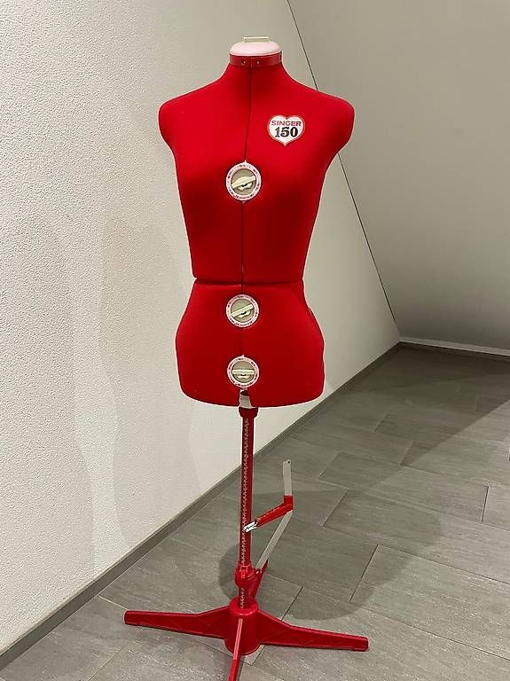 Allestimento di negozi e stand fieristici: Singer 150 Schneiderpuppe  verstellbar, rot – Usato da Dietschwil venduto da rrwinter