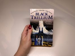 NOVEL: M.Bradley, J. May & A. Norton, Black Trillium
