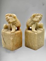 Paire de chiens de Fô sculptés en jade jadéite beige. Chine