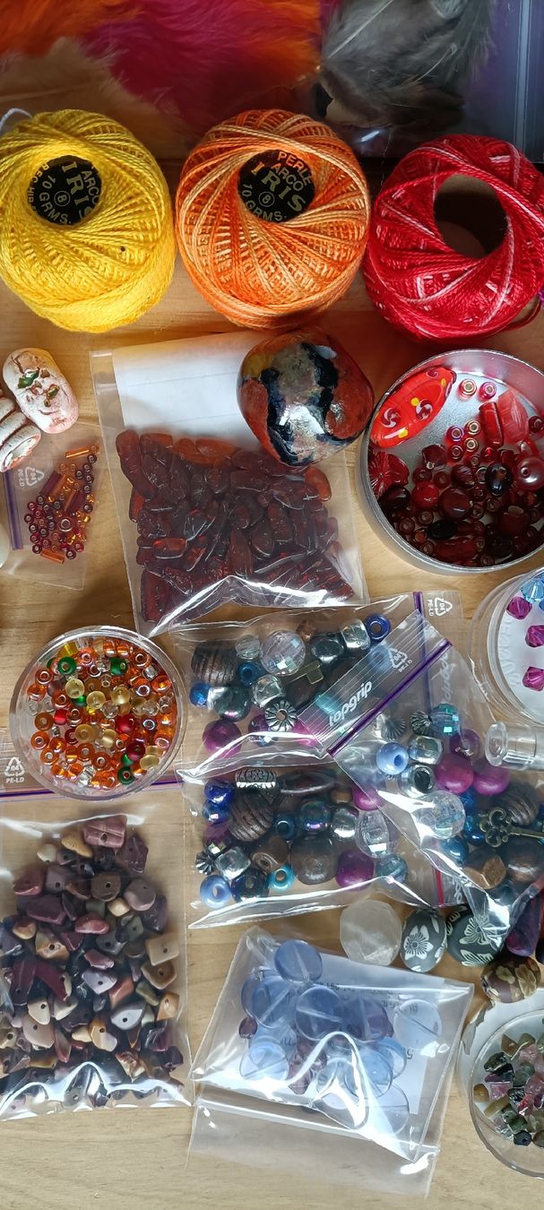 Bastelsets: Grosses Bastelset: Perlen, echte Edelsteine, Federn, Garn,.. – Gebraucht aus Bern von Fuxji17 4