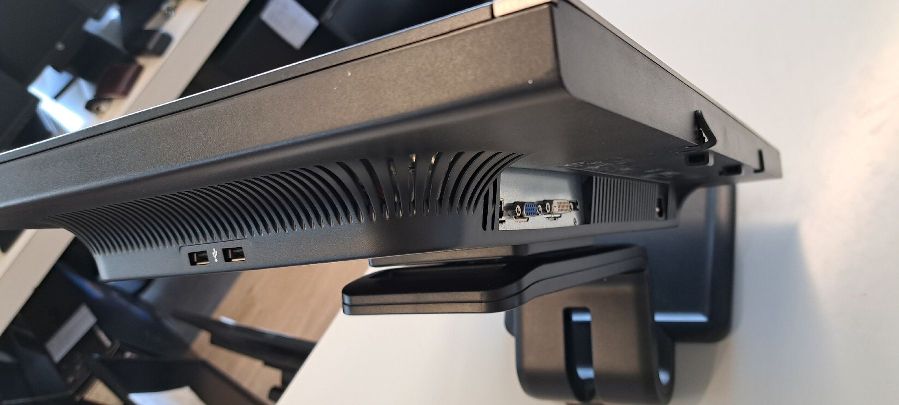 Hewlett Packard Monitor: Bildschirm HP Compaq LA2405wg – Usato da Elgg venduto da computerbrocki 1
