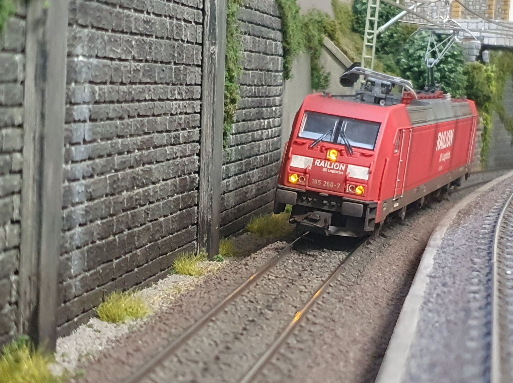 Märklin Modellini di ferrovie: BR 185, DB, MARKLIN 36600, DIGITAL + PATINE – Usato da Loveresse venduto da FIFILOULOU 2
