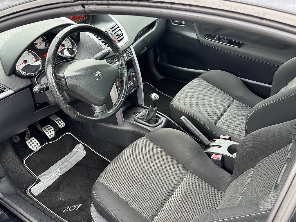Autos: Peugeot 207 Cabrio 1.6i  – D'occasion à Agno par jonnyautosagl 2