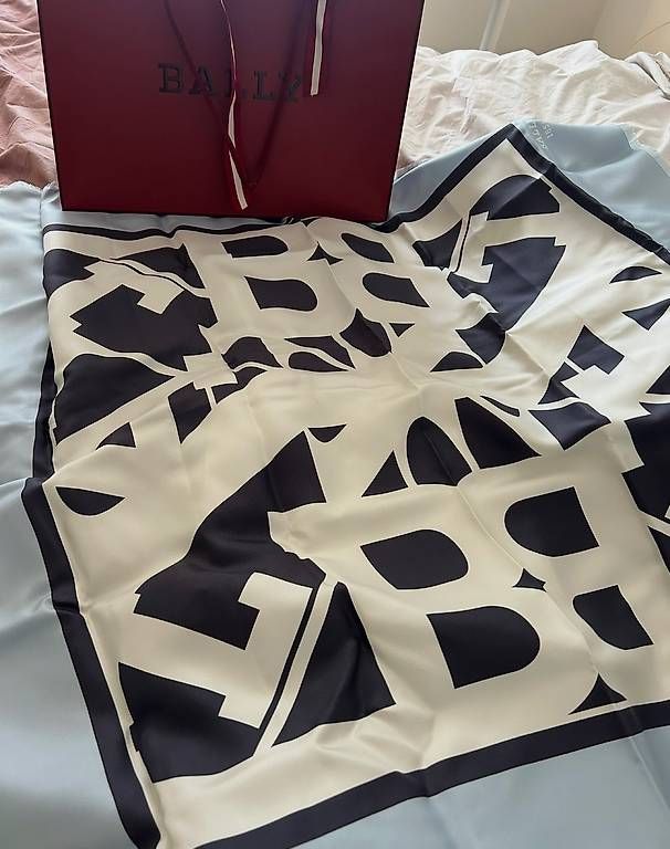 Foulards & écharpes: Edles Seidentuch  – D'occasion à Luzern par shi_qd85