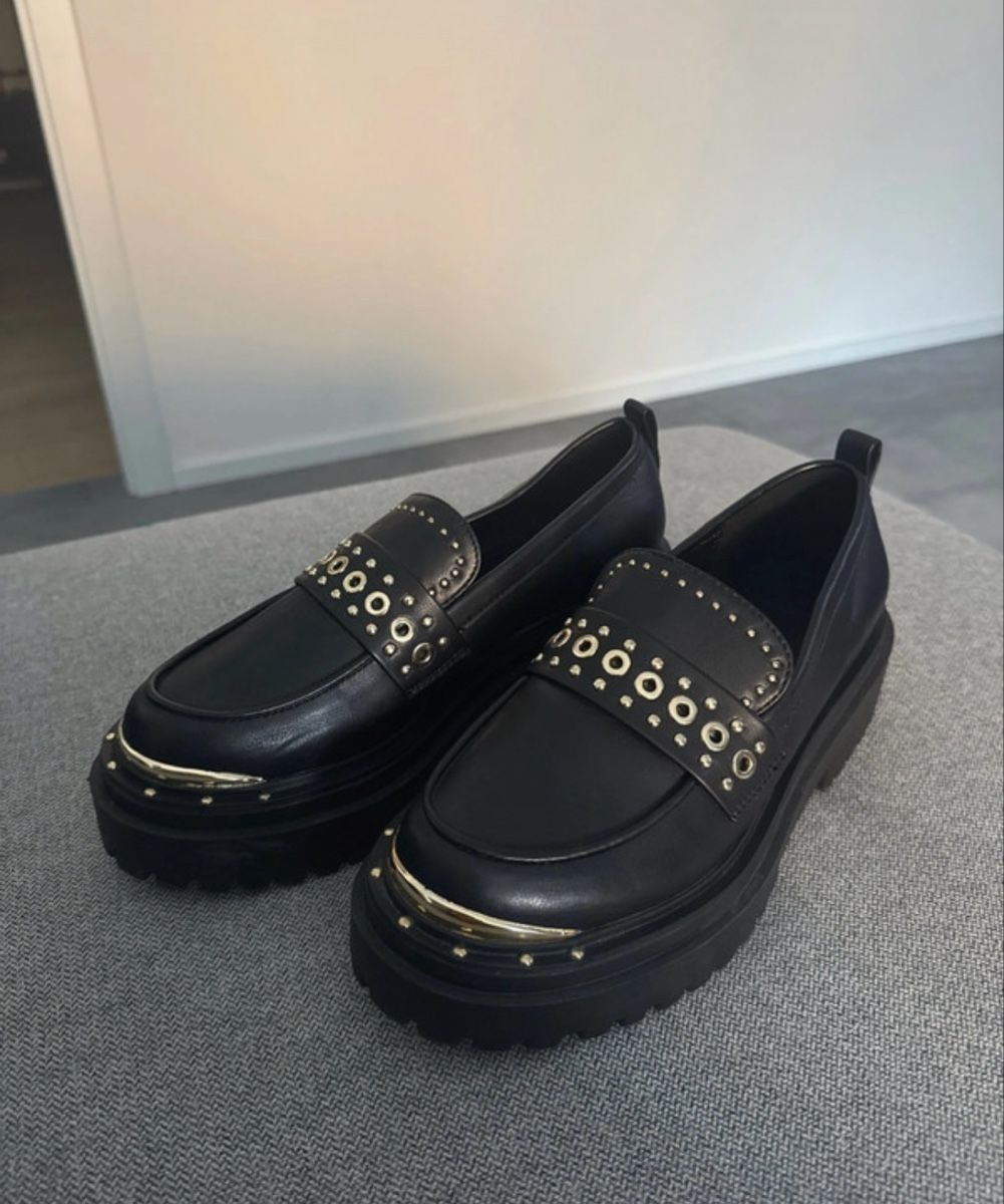 Damenschuhe: Loafers noirs cloutés à plateforme tendance – Gebraucht aus Estavayer-le-Lac von Iness_oth