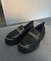 Loafers noirs cloutés à plateforme tendance