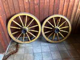 2 gelbe Holzwagenräder 60 und 70 cm Durchmesser