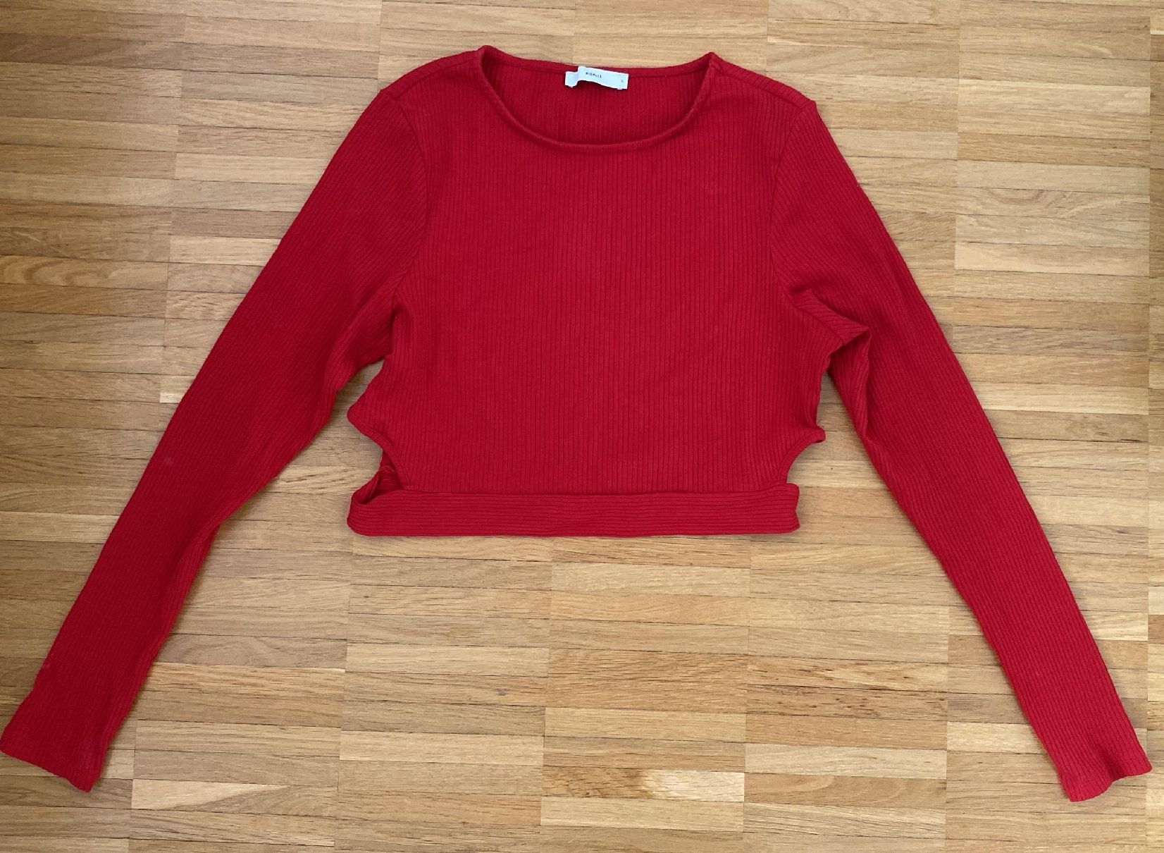 Maglioni & Felpe: Rotes Langarmshirt mit Cut-Outs – Usato da Wallisellen venduto da rahelr90