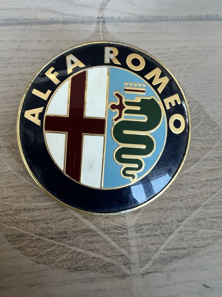 Alfa Romeo Tutti pezzi di ricambio auto: Alfa Romeo Emblem Signet Logo – Usato da Sevelen venduto da Ritiplampi