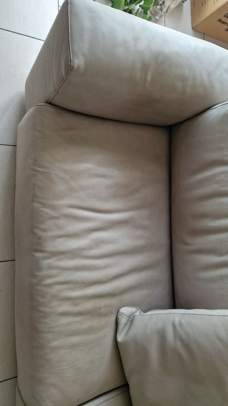 Divani: Echtleder Sofa hellgrau (mit Flecken) – Usato da Weisslingen venduto da fuesel 4