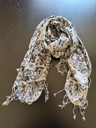 Schöner Schal mit Muster, ideal für den Frühling!