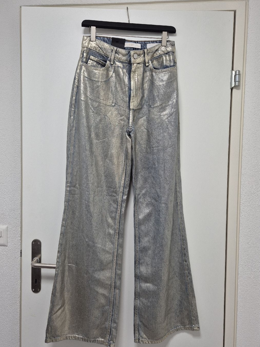 Guess Jeans: GUESS Flared Jeans silber Gr. 28 – Nuovo (secondo la descrizione) da Volketswil venduto da 2000ra