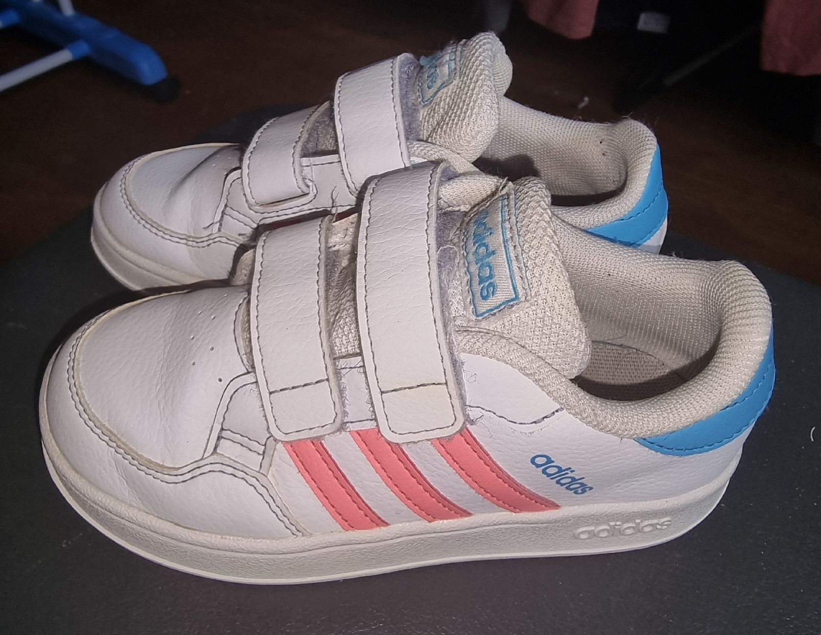 Adidas Chaussures garçon: Adidas Kinder Schuhe, Gr. 27 – D'occasion à Rifferswil par sandra0010 2