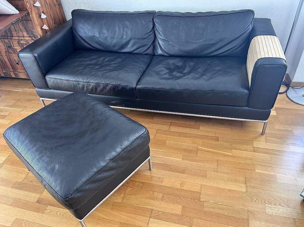 Ikea Sofas: GRATIS: Schwarzes Ledersofa mit passendem Hocker – Gebraucht aus Liebefeld von Topina16