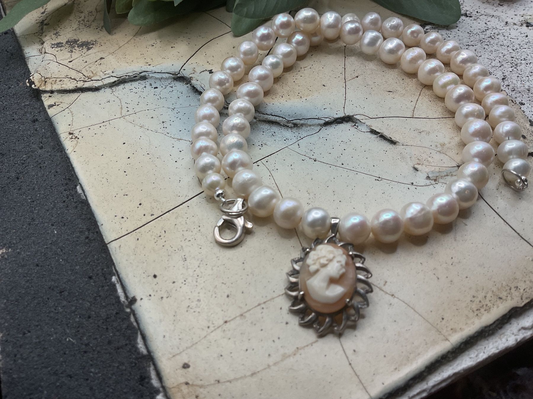 Catenine: Nostalgische Perlencollier mit antikem Gemmenanhänger – Usato da Luzern venduto da S.Kern01 2