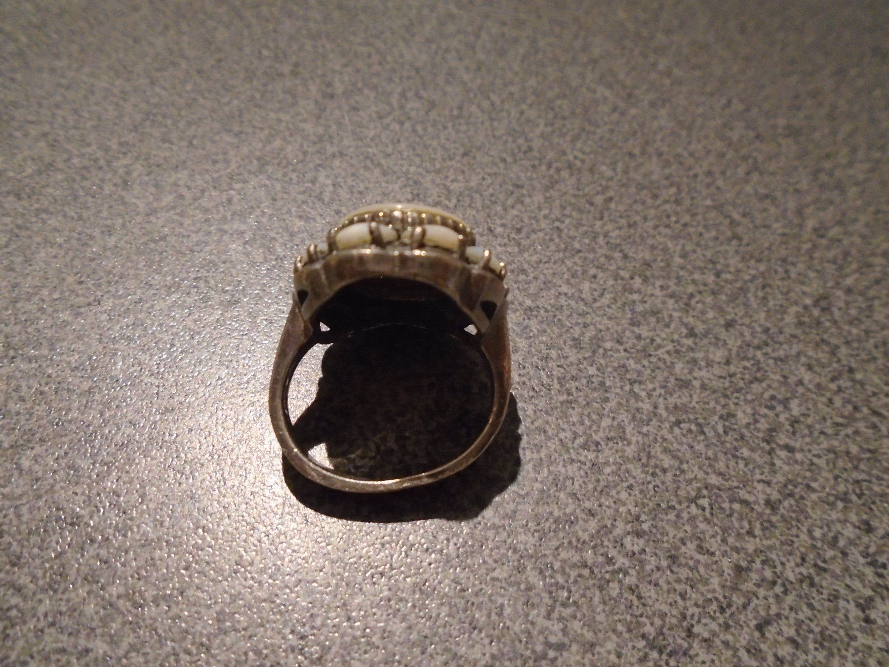 Anelli: Ring silberfarbig, mit grossem Stein im Zentrum – Usato da Zürich venduto da abraxas1291 1