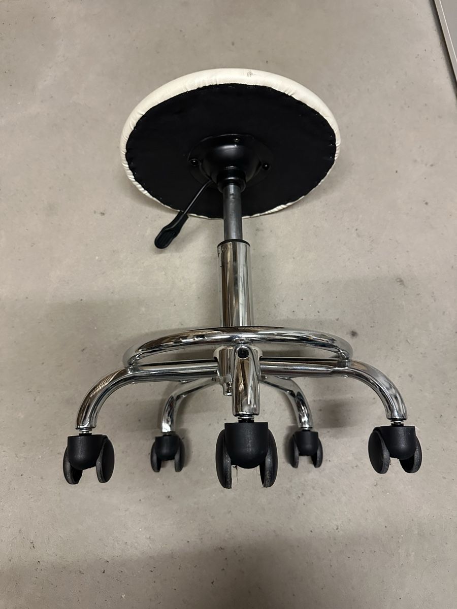Tabourets: Weisser Drehhocker/Arbeitshocker mit Rollennd – D'occasion à Morschach par Butterbrot9000 1