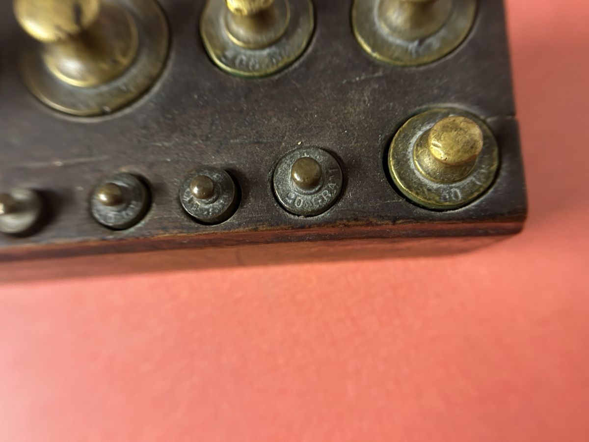 Balances et poids: Gewichtssatz Messing Holzbox gebraucht, 9  Stück. – D'occasion à Lanzenhäusern par vic63 5