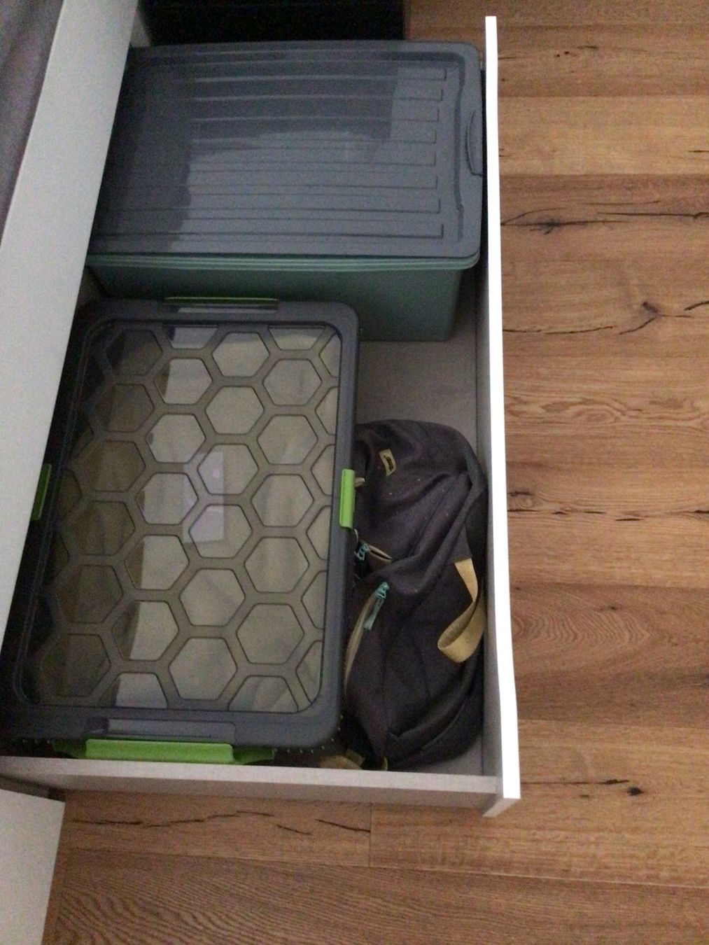 Ikea Letti: Bett mit Schubladen und Kopfteil grau 140x200cm – Usato da Einsiedeln venduto da Tru7 5
