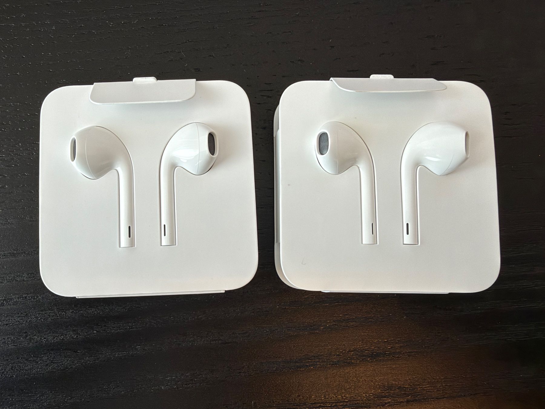 Apple Cuffie: 2x Apple EarPods mit Lightning Anschluss Neu – Nuovo (secondo la descrizione) da Zürich venduto da Benjatoph