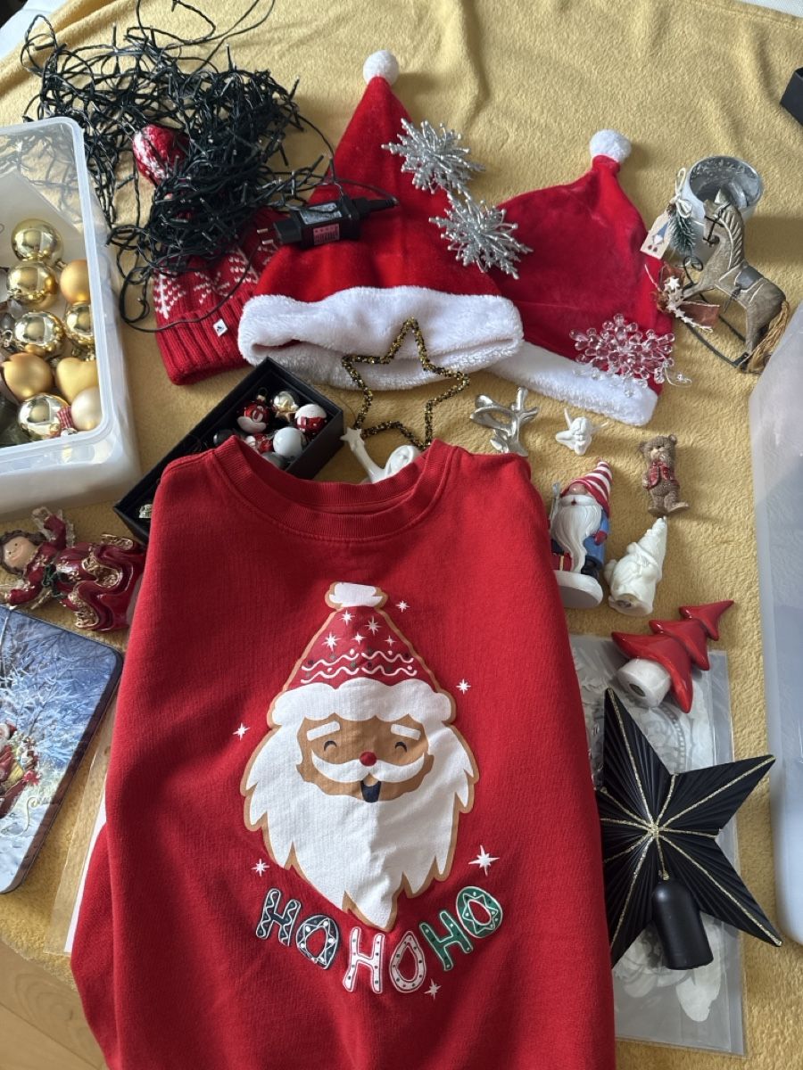 Ghirlande e barre luminose: Weihnachtsdekoration, eine Lichterkette, zwei Pullover und M – Usato da Winkel venduto da Olirickli05