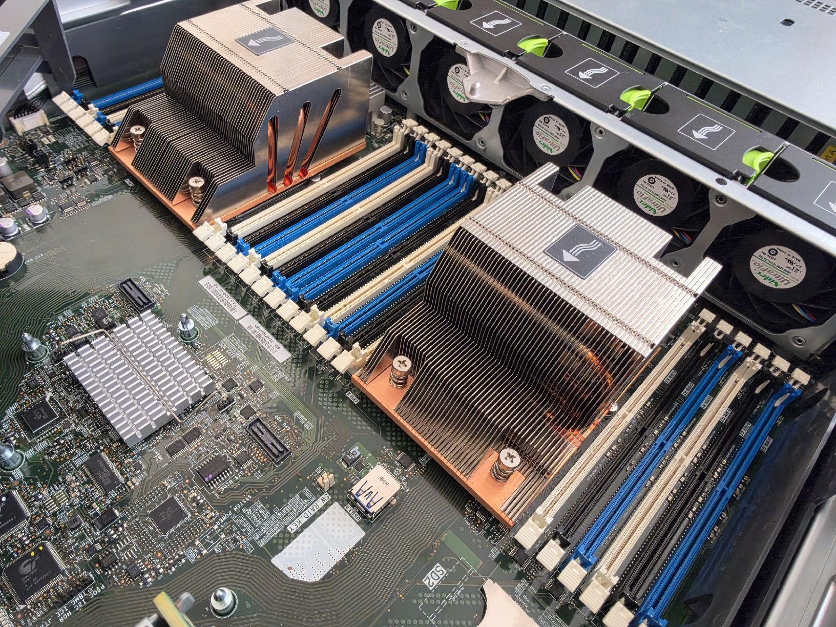 Cisco Server: Server Cisco UCS C240 M4  – Usato da Zürich venduto da Cumins