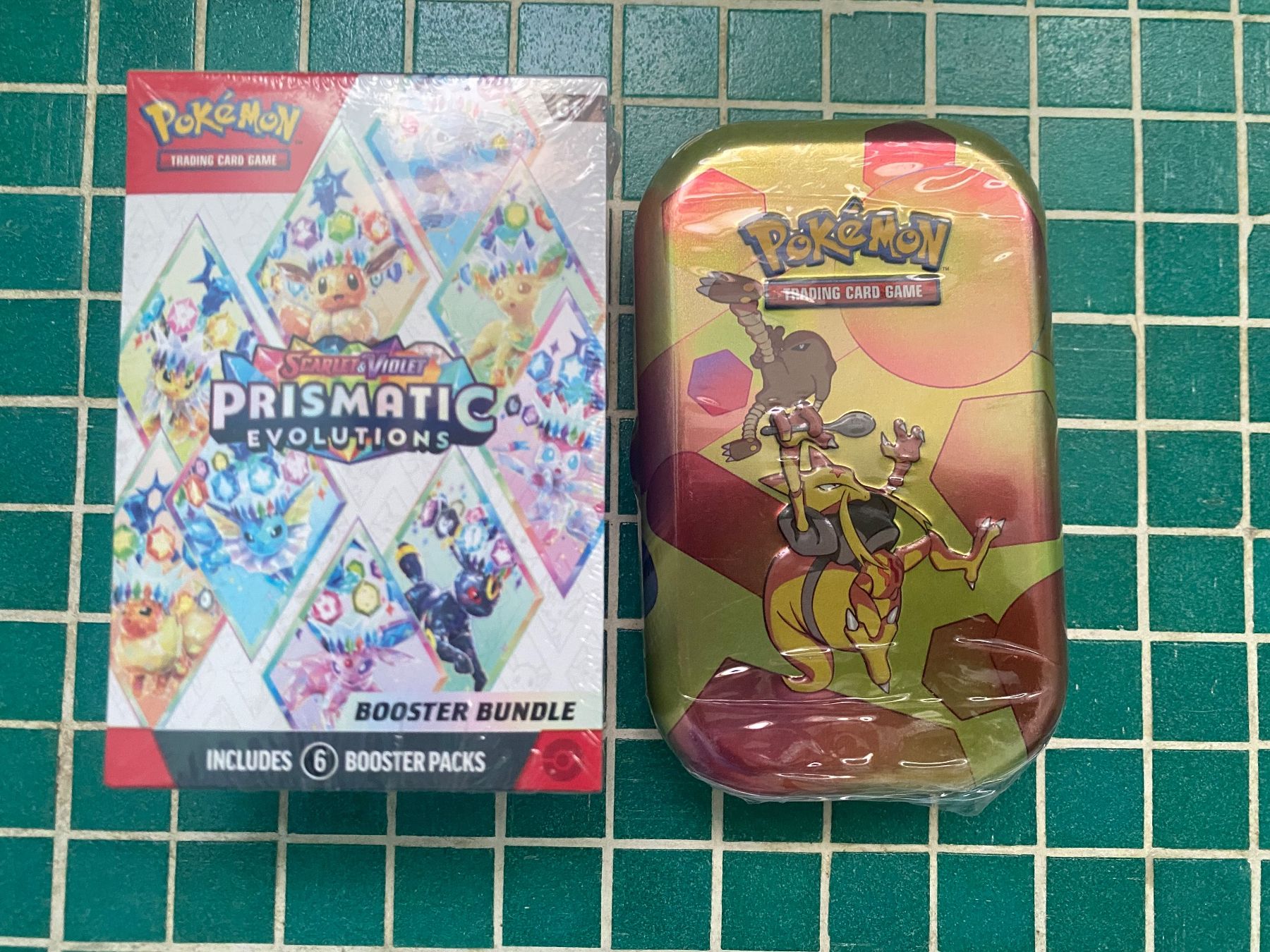 Pokémon Cartes à collectionner: POKÉMON BOOSTER BUNDLE PRISMATIC EVOLUTIONS / 151 TIN En – Neuf avec emballage d'origine à Adliswil par luc_8f79
