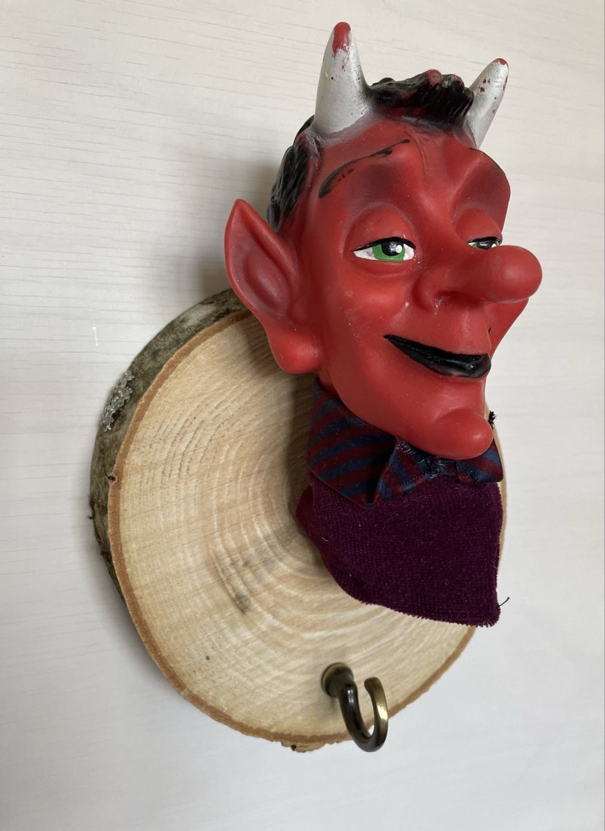 Guardaroba: Garderobe mit Kasperli Figur – Usato da Zürich venduto da Refereefair
